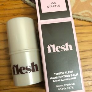 Flesh highlighter balm in Startle
